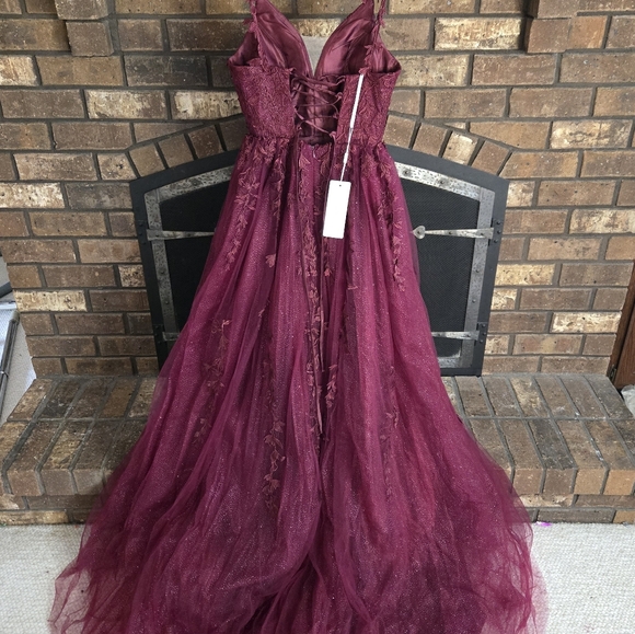 Elegant Burgundy Lace Dress - Picture 2 of 12